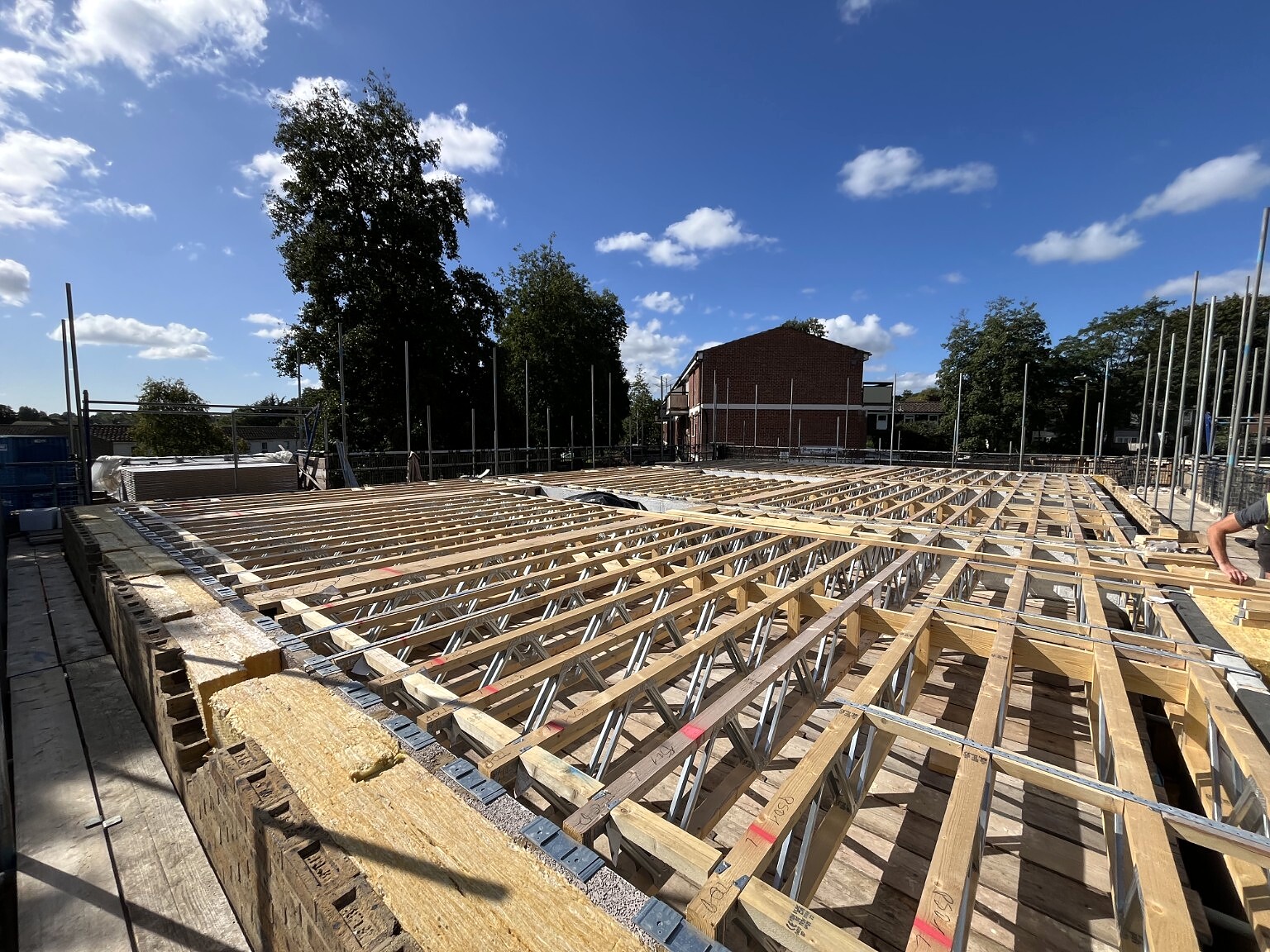 Metal-web floor joists spanning a large floor area
